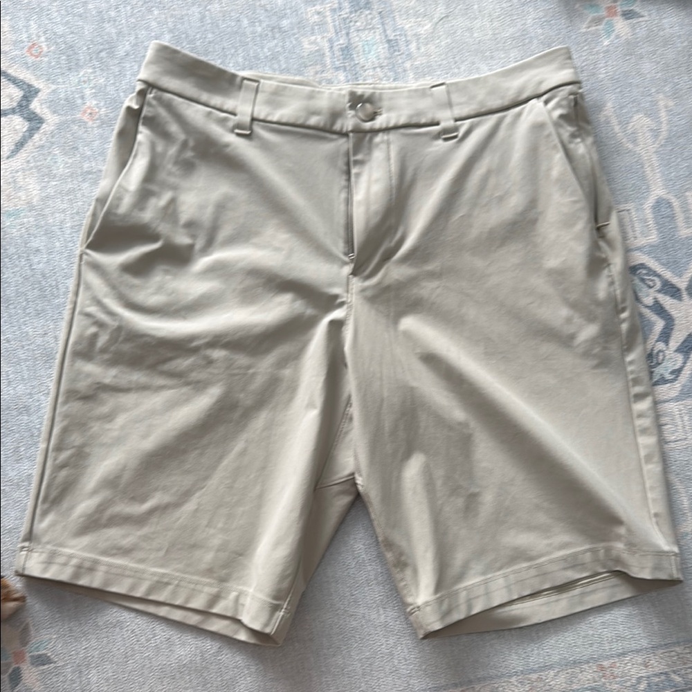 Mens Lululemon 32 waist, 9 in inseam commission Shorts